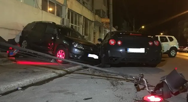 mașini parcate lovite