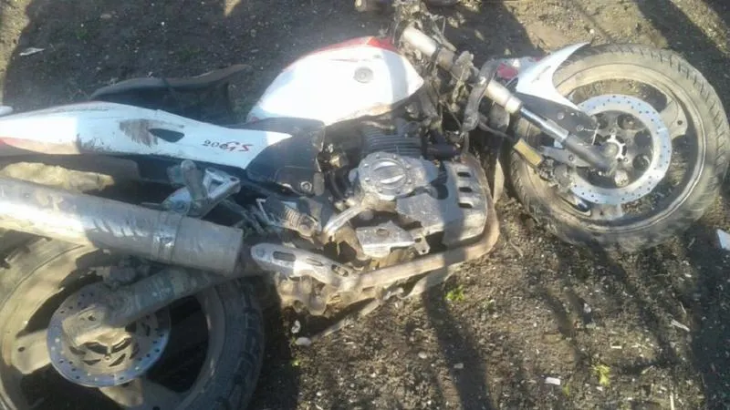 Motociclist în comă după ce a izbit un gard