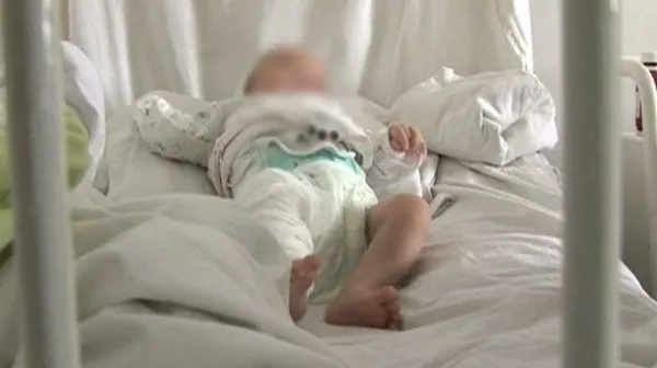 retinut că a bătut un bebeluş de 7 luni