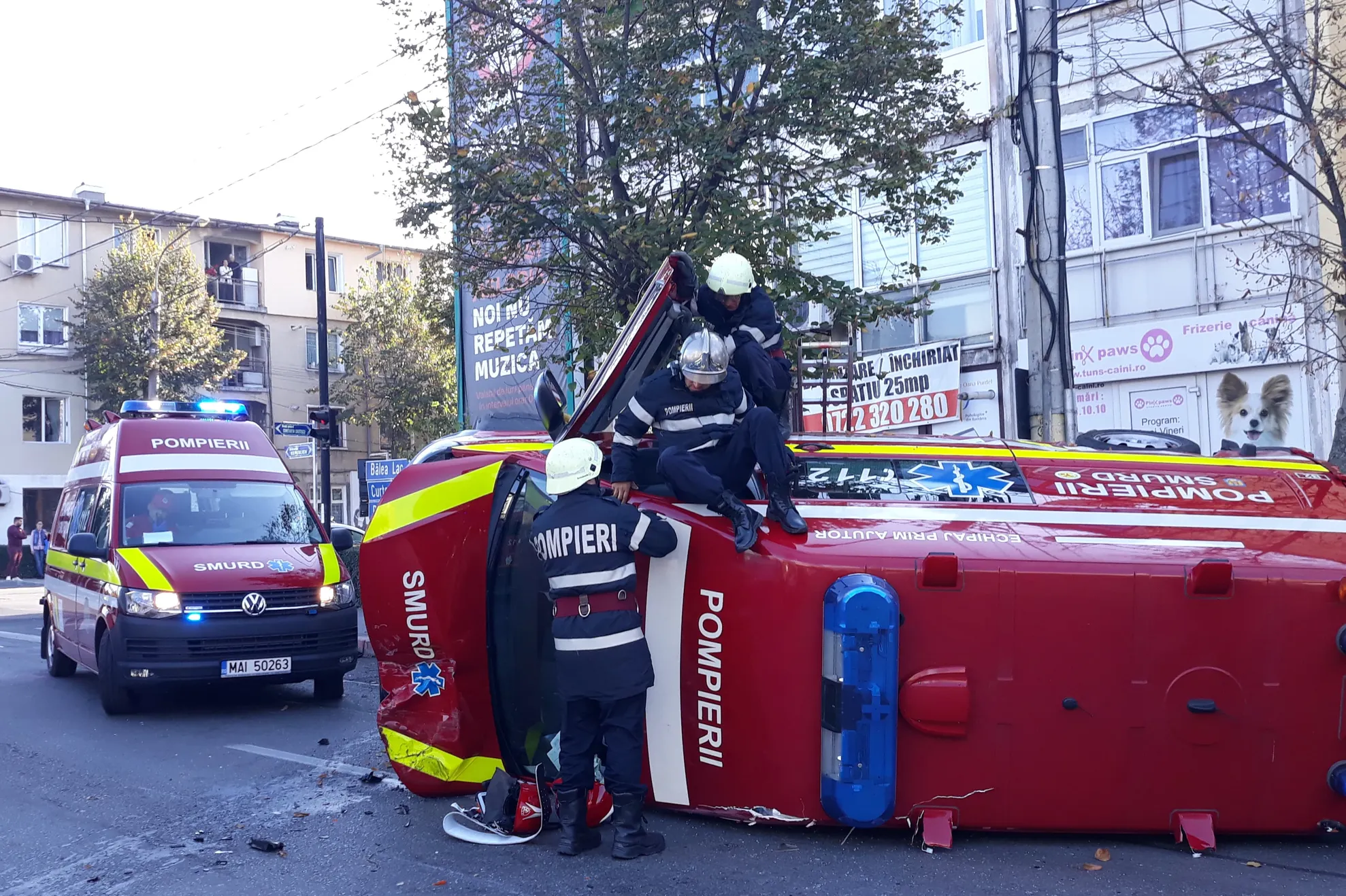 ambulanta SMURD rasturnata in centrul Pitestiului (4)