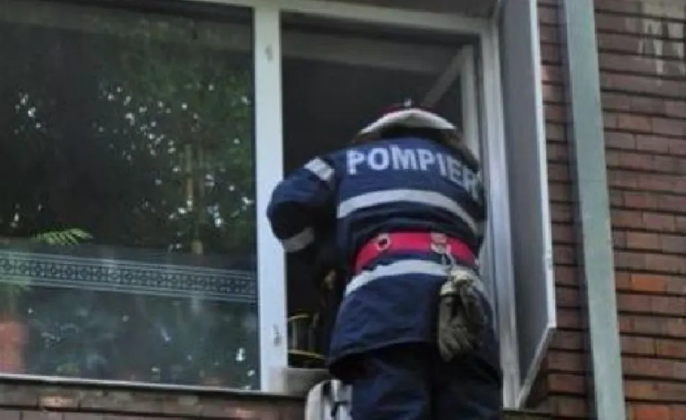 Bătrână găsită de pompieri în casă fără suflare. S-a pătruns în interior pe geamul de la balcon
