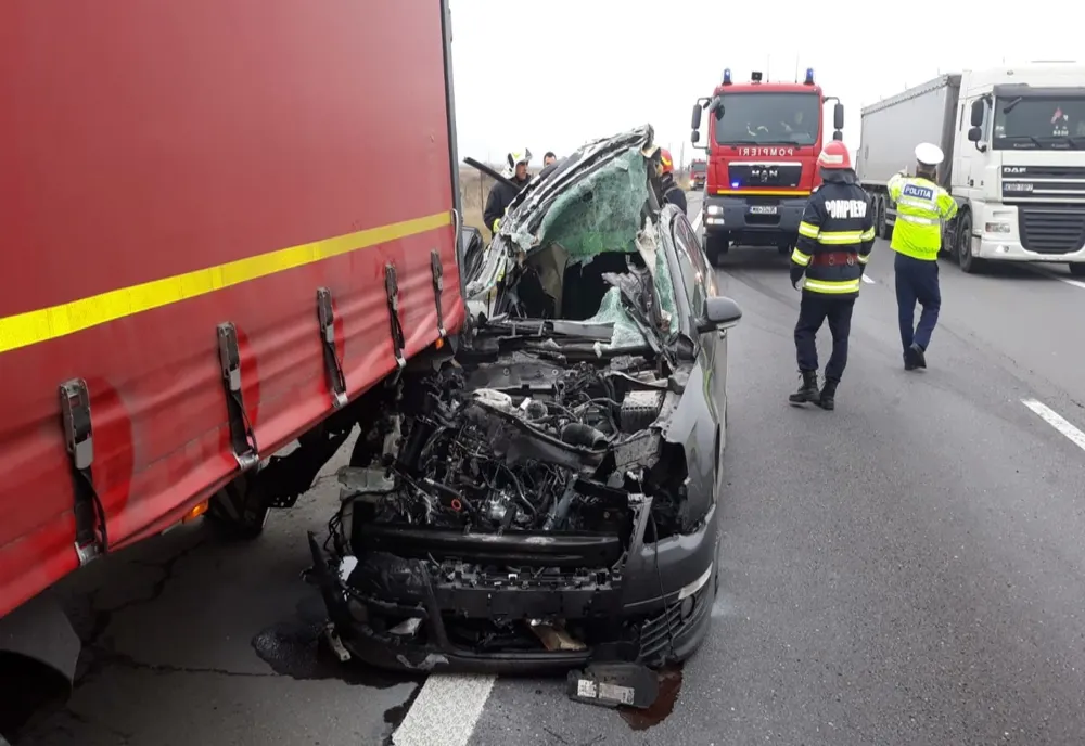 Foto-Video! Accident teribil între un autoturism și un TIR, pe Autostrada București-Pitești