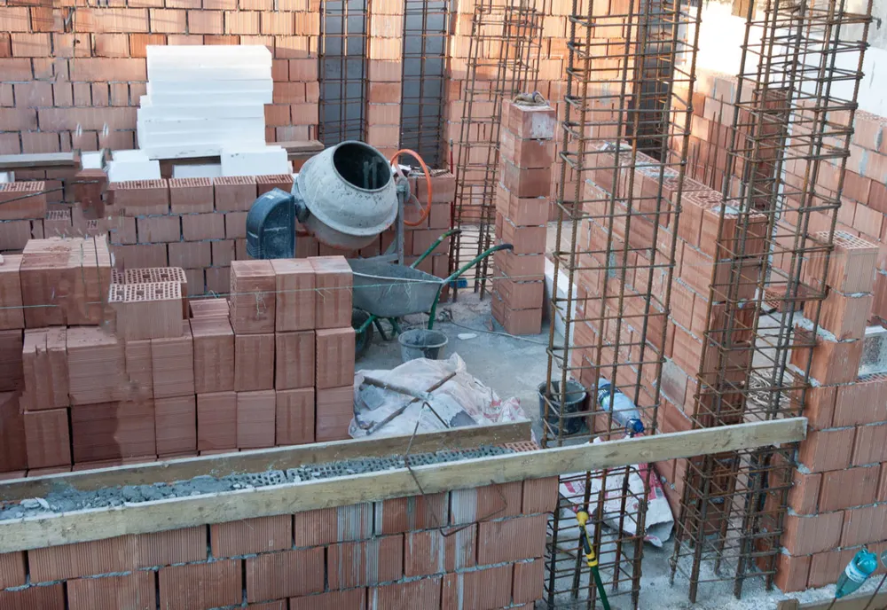 De profesie hoț. Este specialist în furturi din case aflate în construcție