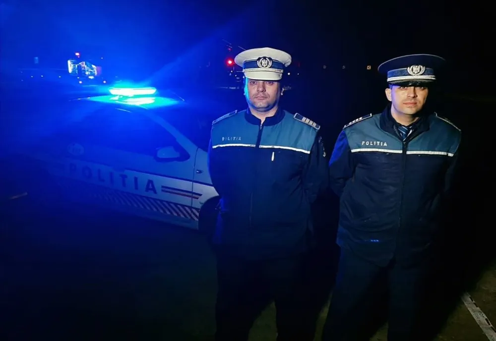 Eroii zilei! Doi polițiști argeșeni au salvat mai multe persoane dintr-un imobil cuprins de flăcări