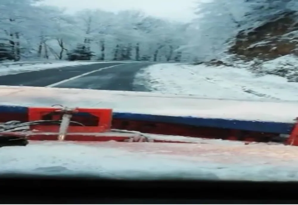 VIDEO | Ninge pe Transfăgărășan. Drumarii intervin pentru deszăpezire