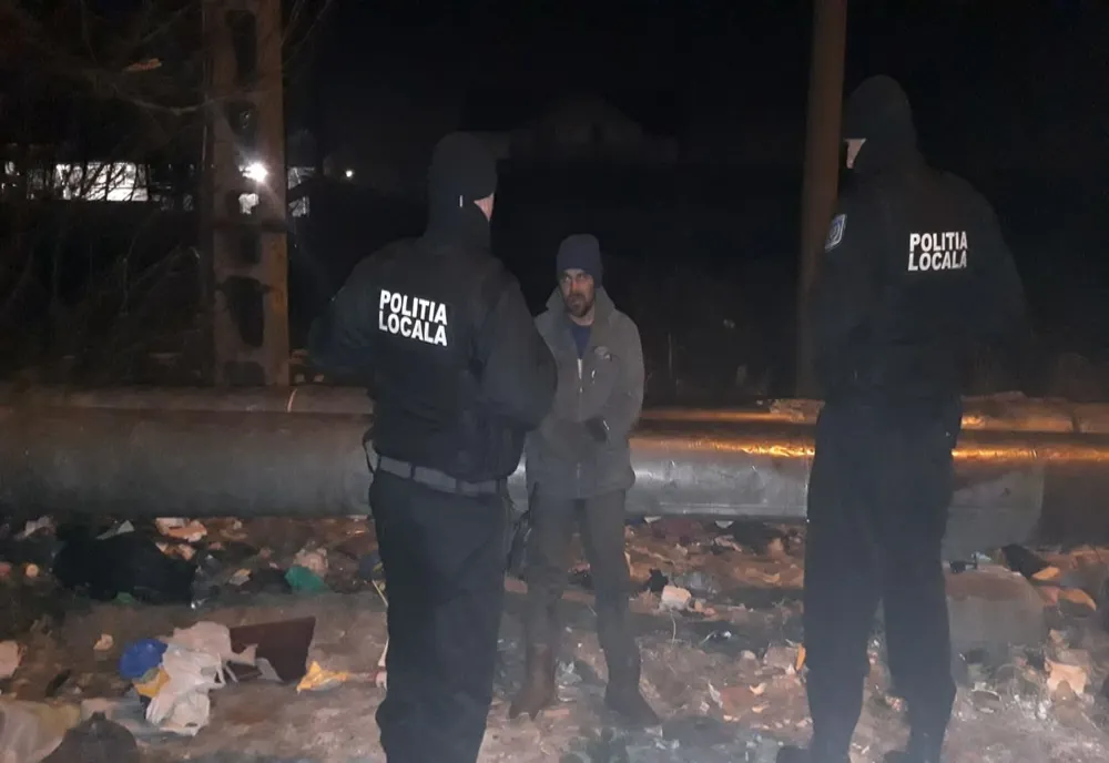 Oamenii străzii s-au încălzit cu ceai de la poliţiştii locali