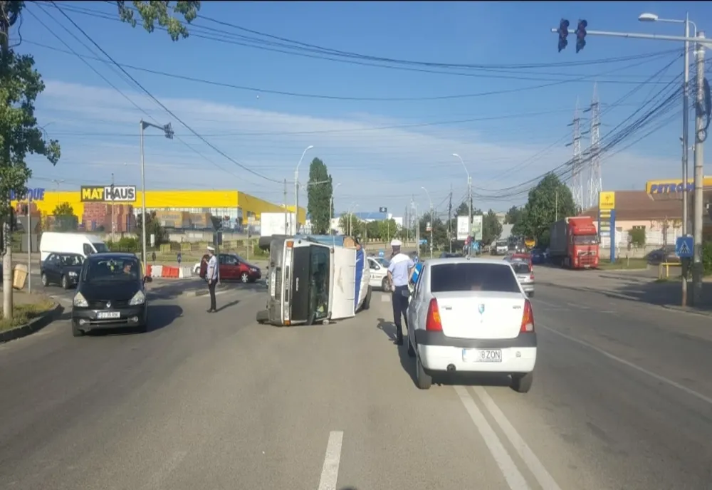 Bărbat din Argeș, dus la spital în urma unui accident petrecut în Craiova. O mașină încărcată cu lemne s-a răsturnat