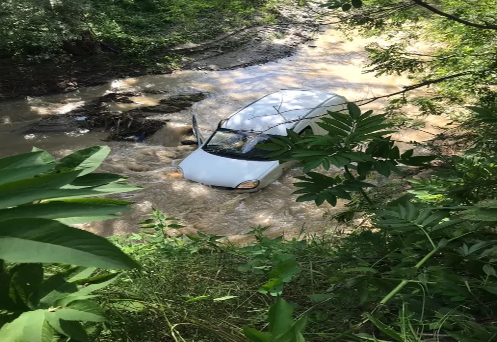Din cauza vitezei a plojat cu mașina într-un pârâu