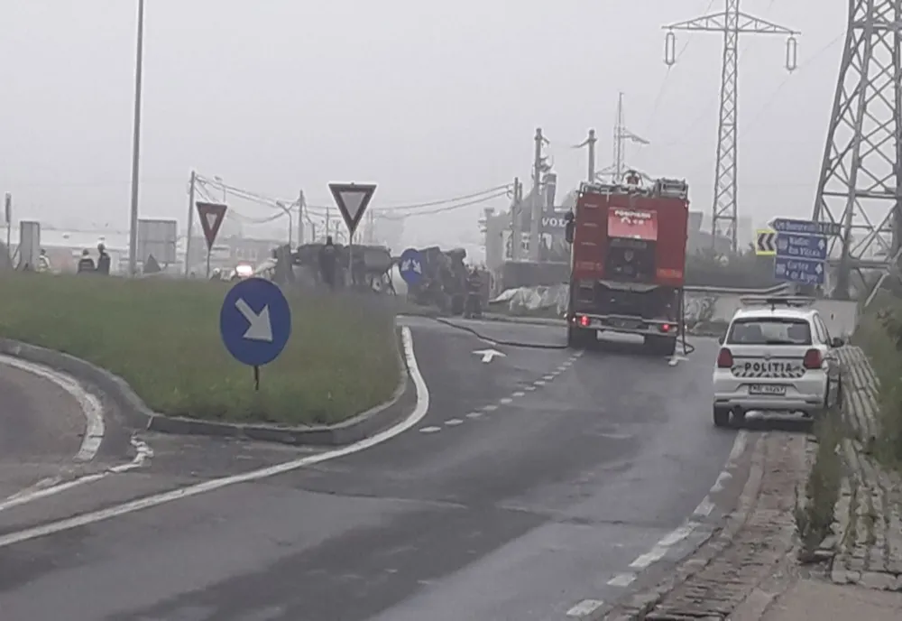 Cisternă plină cu benzină și motorină răsturnată la ieșiea pe A1