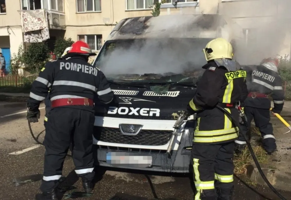 Autoutilitară în flăcări