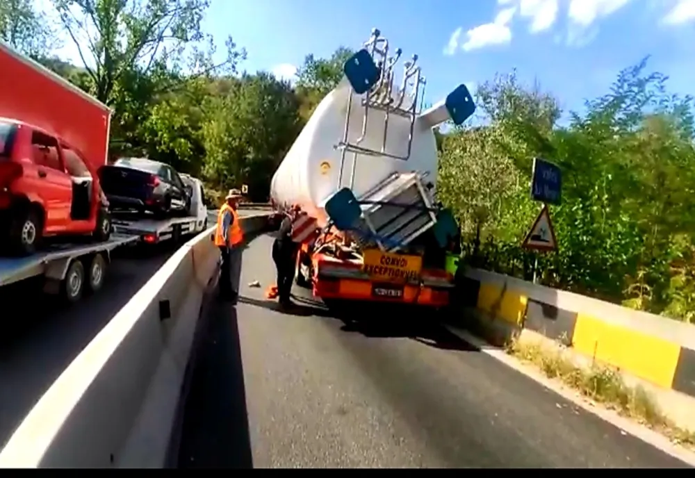 Traficul între Vâlcea şi Argeş a fost blocat