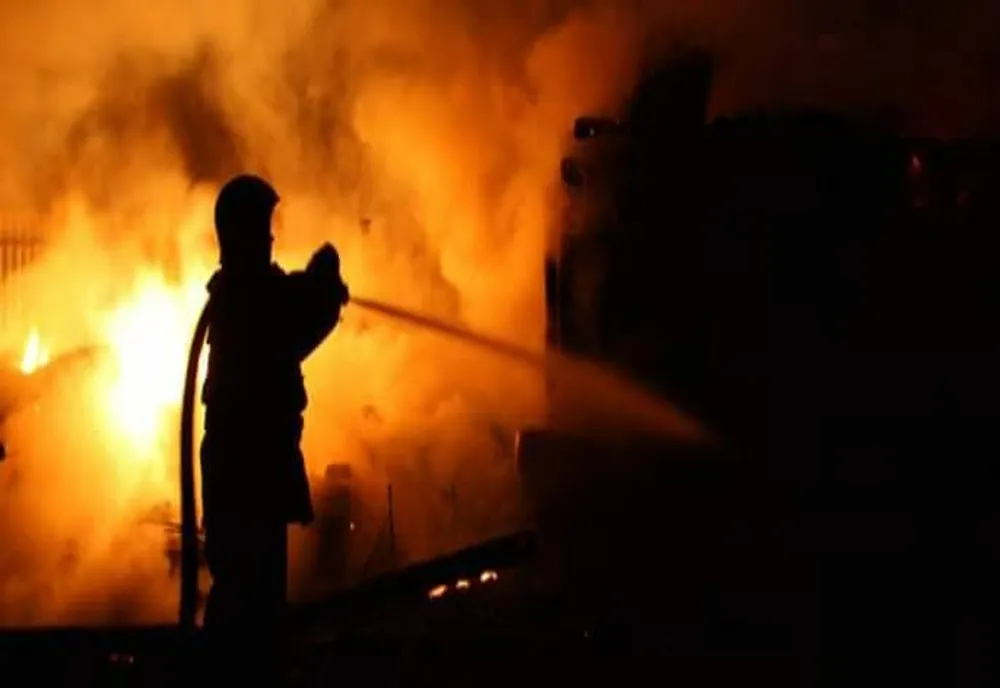 Un tânăr si- a incendiat locuinţa