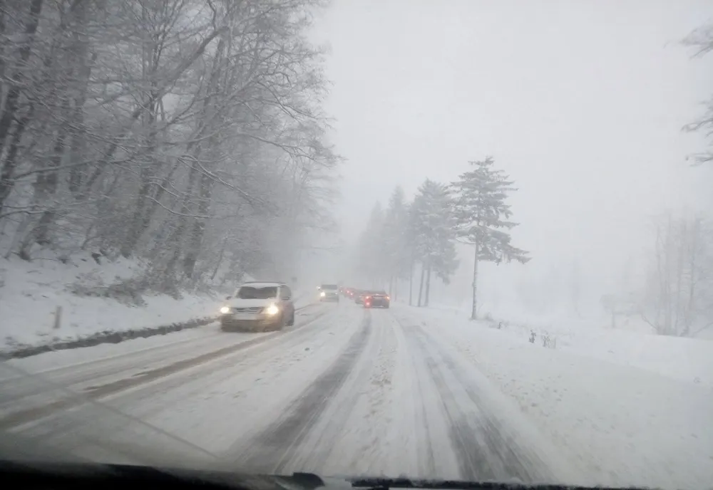Ninsoare și ceață pe mai multe drumuri din țară
