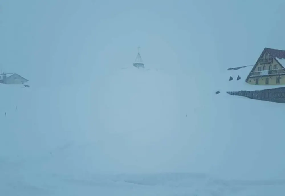 Nivel maxim de alertă pentru Masivul Făgăraș. Troiene de 3 metri la Bâllea Lac