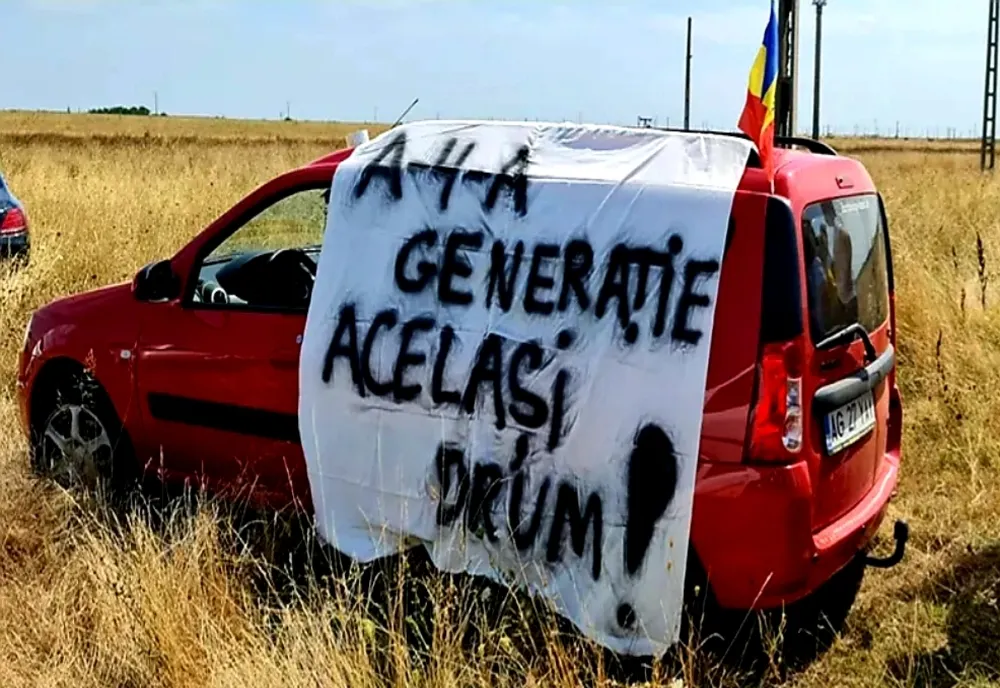 Protest cu mașini pe un drum aproape imposibil de trecut