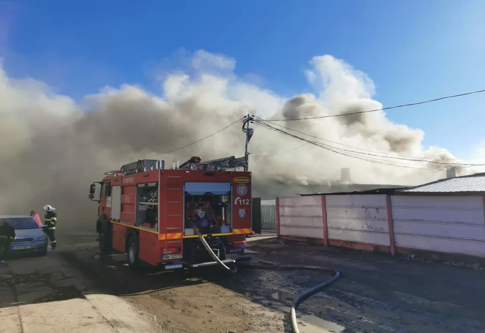 Incendiu într-o zonă de deșeuri de cauciuc. Fumul a afectat și circulația pe autostradă