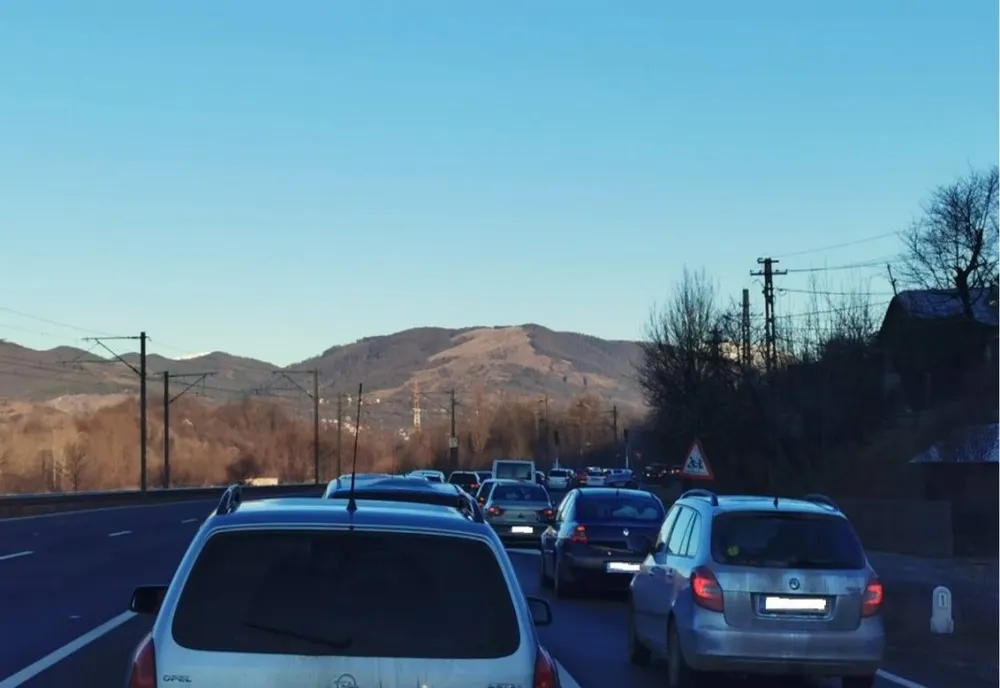 Drum blocat din cauza viiturii, condiții de aglomerație luni dimineață