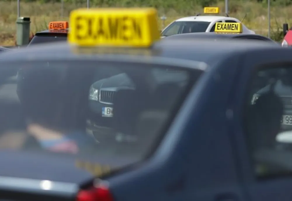 Examinatori din Brașov și Dolj la serviciul Permise din Argeș