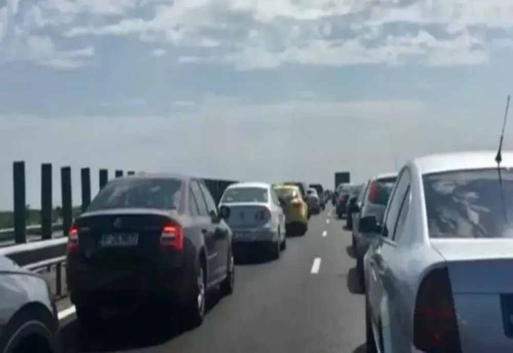 Un autoturism a luat foc în mers. Circulație oprită
