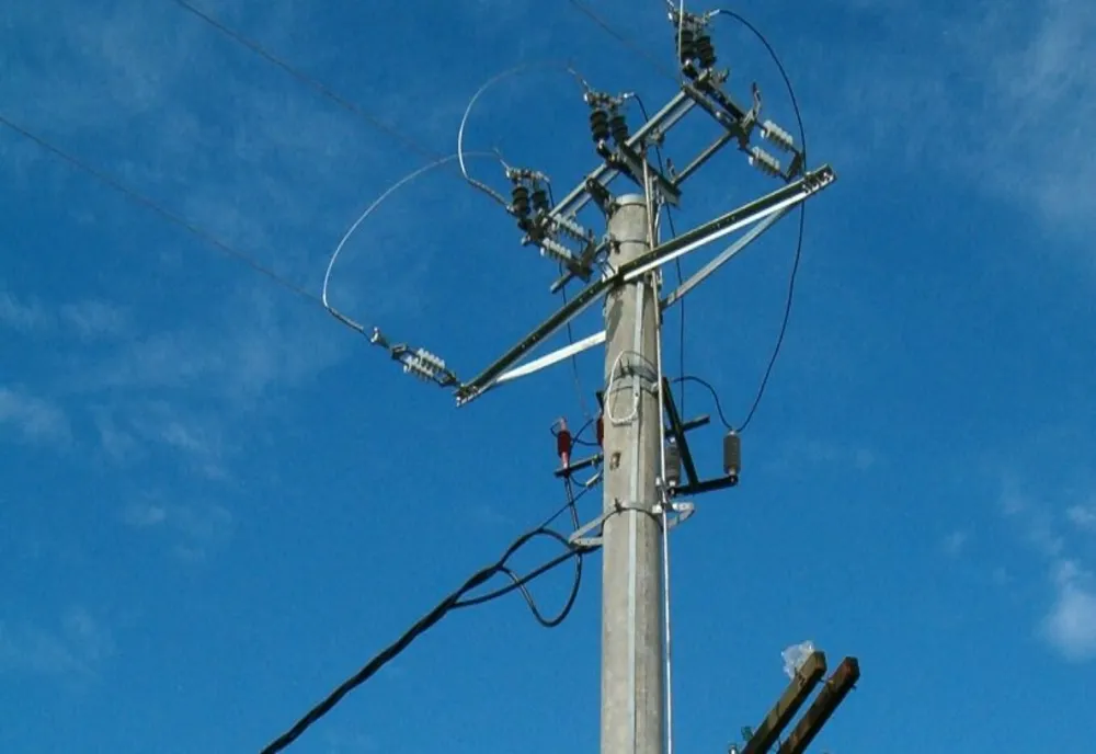 A lovit cu autoturismul pe care îl conducea un stâlp de electricitate