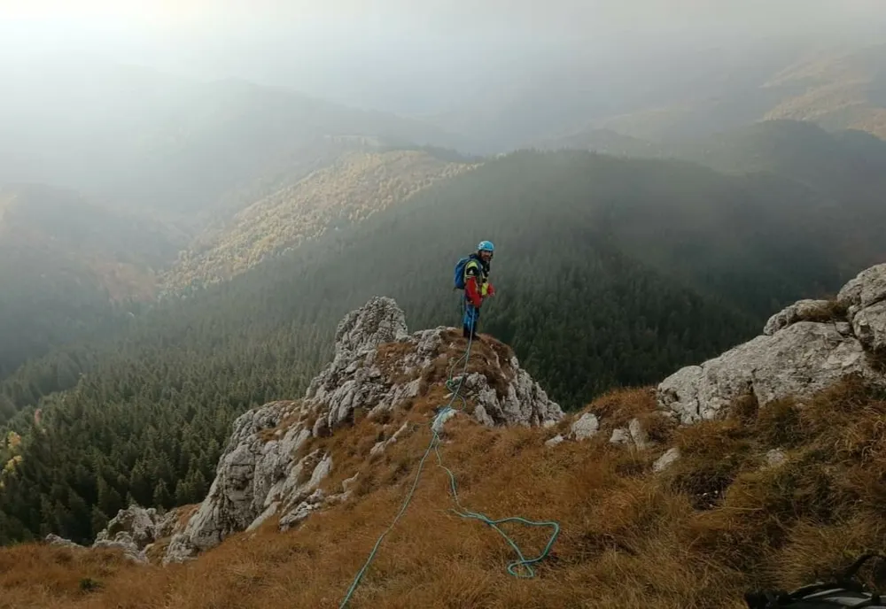 Intervenție de 11 ore pentru salvarea unor turiști blocați în Piatra Craiului