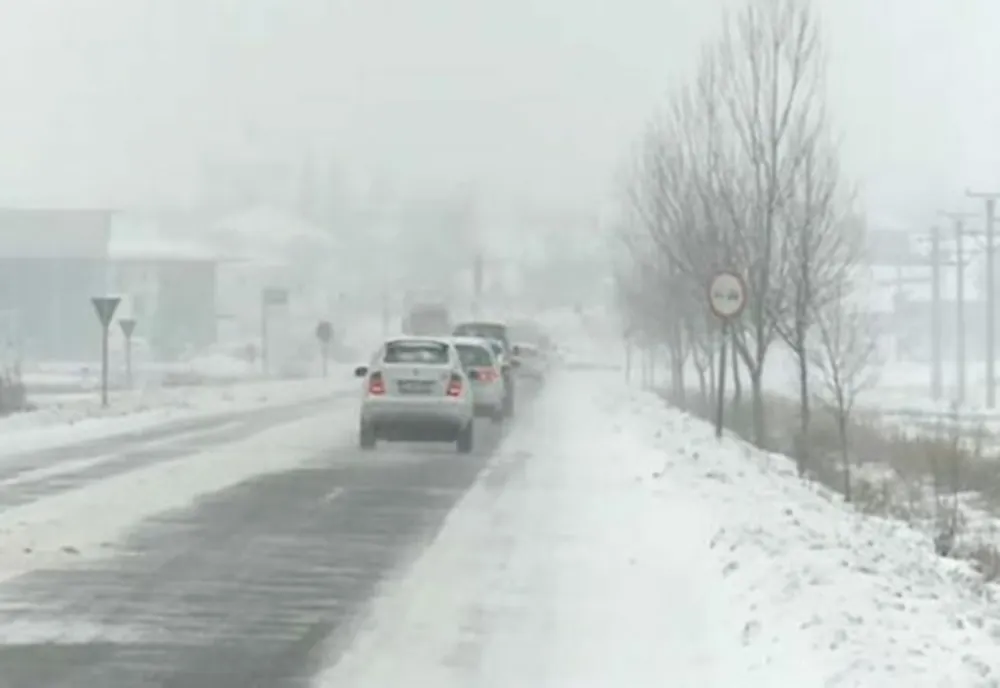 Traficul pe DN 7, în zona Dealul Negru, este îngreunat pe ambele sensuri, din cauza zăpezii