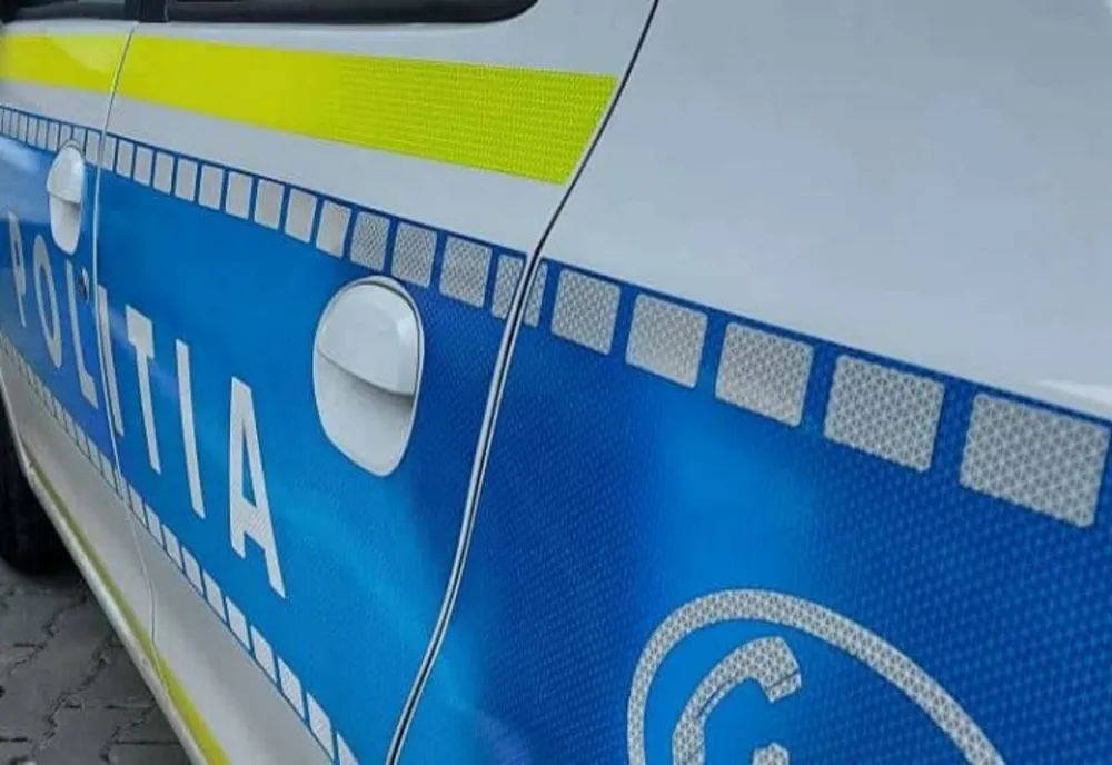 Incident rutier produs între un autoturism şi un autobuz