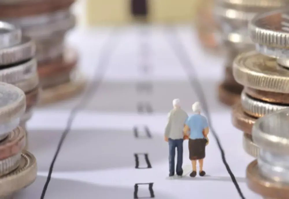 Bolojan îngheață pensiile. Europa le crește și dă și la Apărare