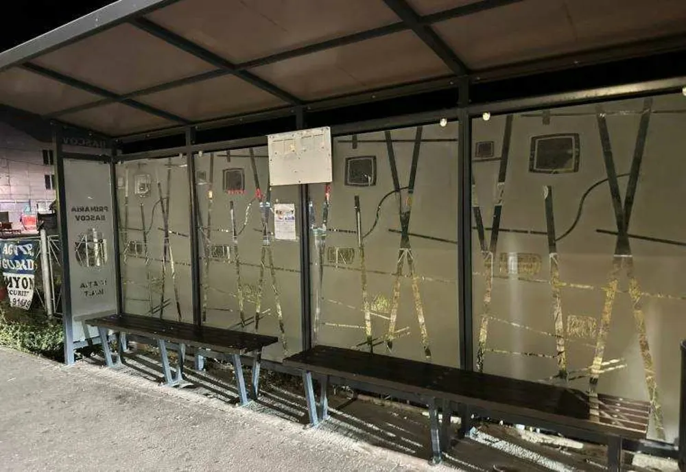 Barbat din Pitesti amendat pentru lipirea afiselor in statiile de autobuz