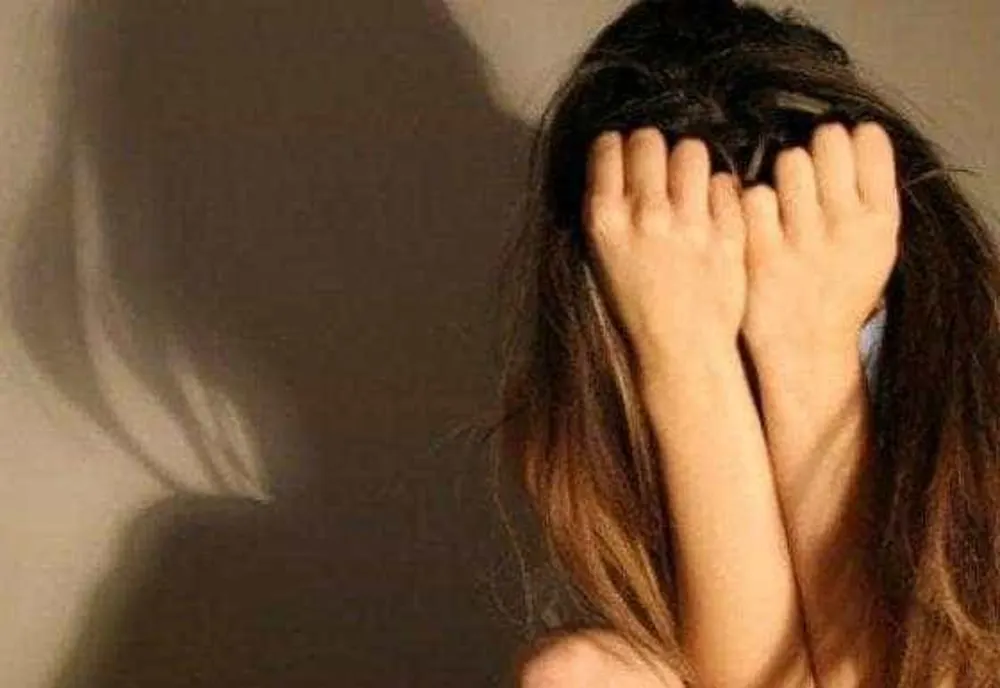 BĂRBAT DIN REȘIȚA, ACUZAT CĂ ȘI-A VIOLAT FIICA DE 14 ANI