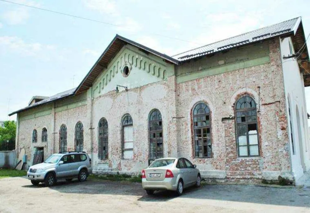 ISTORIA TEATRALĂ DIN PITEȘTI: DE LA SALA „UNIVERSALA LEHRER” LA TEATRUL ACTUAL