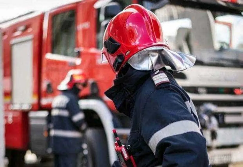 INCENDIU LA UN TREN ”SĂGEATA ALBASTRĂ” ÎN GARA GOLEȘTI, JUDEȚUL ARGEȘ - 90 DE PERSOANE EVACUATE ÎN SIGURANȚĂ