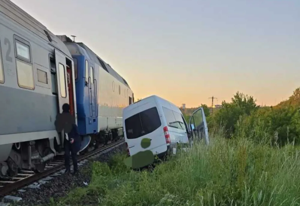 ACCIDENT FEROVIAR LA PITEȘTI. UN MICROBUZ A FOST LOVIT DE TREN