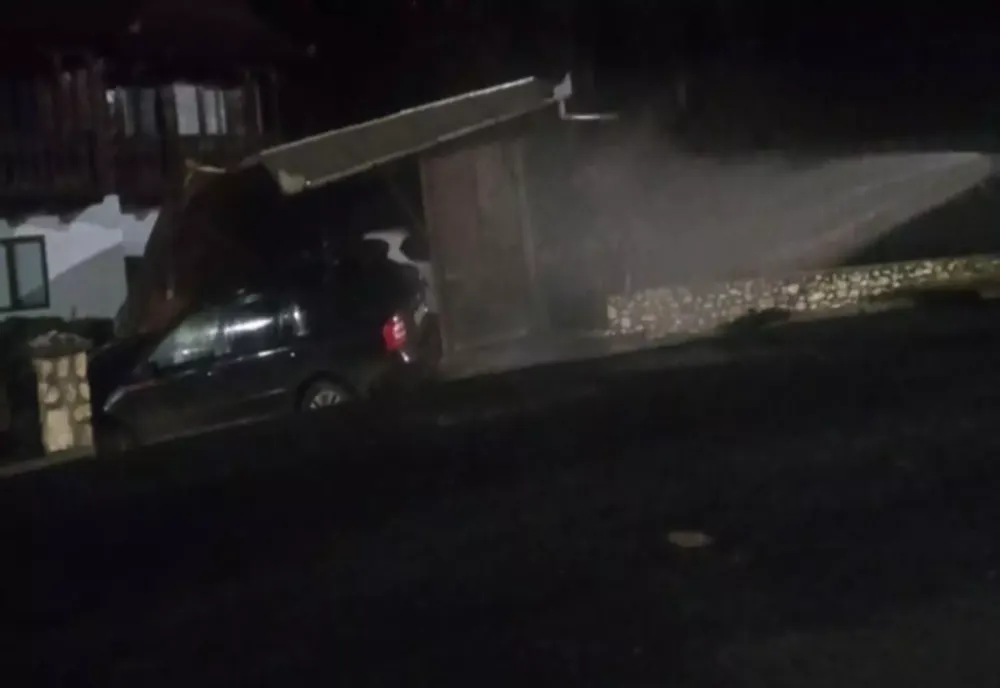 Opt persoane evacuate după ce un autoturism a avariat o țeavă de gaze în localitatea Rucăr