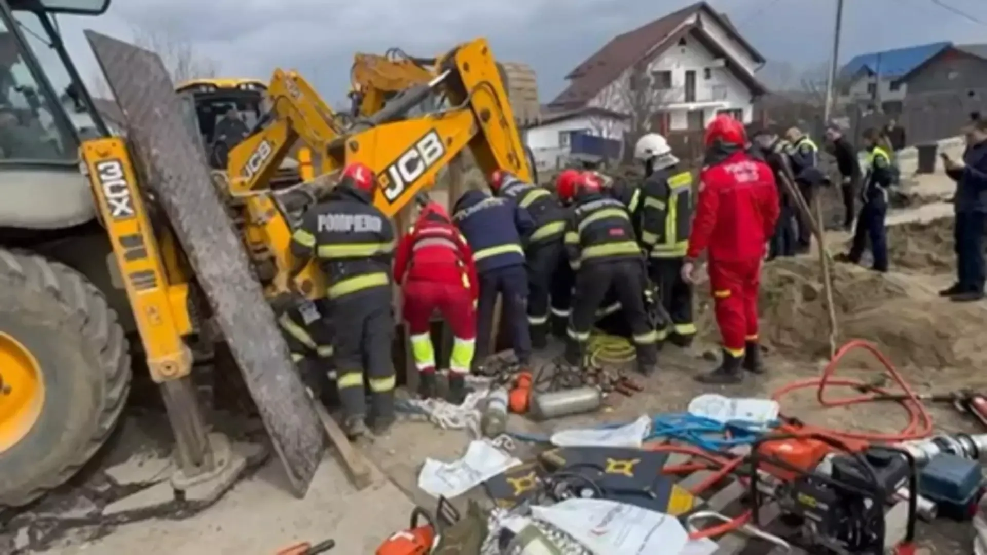 Bărbat prins sub un mal de pământ la Bascov, în județul Argeș: intervenție contracronometru a pompierilor VIDEO