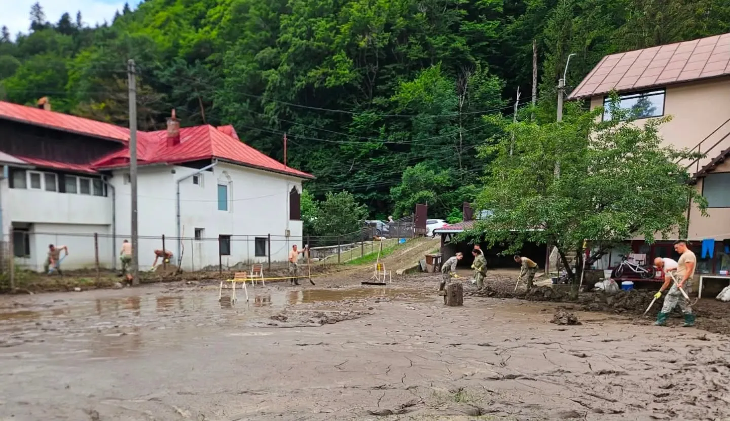 Vânătorii de munte intervin în sprijinul cetățenilor din Bușteni 