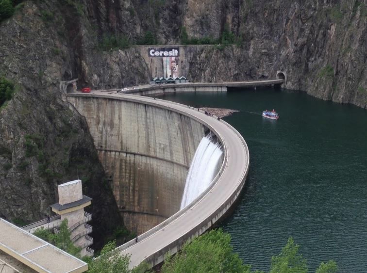 Barajul Vidraru la capacitate maxima