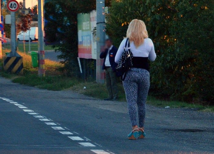 proxenetul isi obliga concubina sa se prostitueze