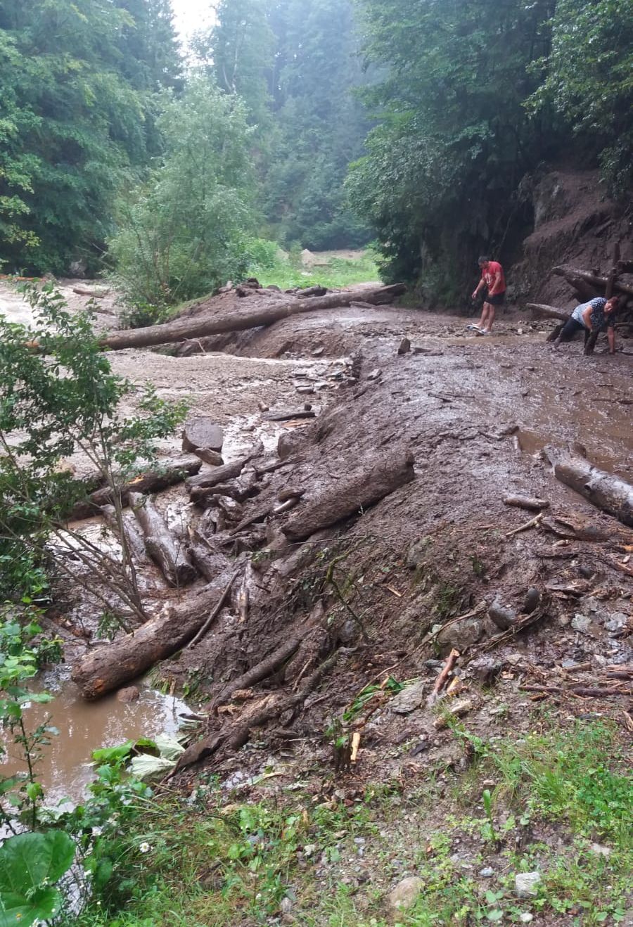 20 de turiști blocați pe drum distrus aluviuni.3