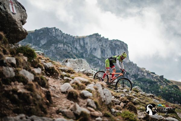 Ciclist ranit grav la Carpathian MTB Epic 1
