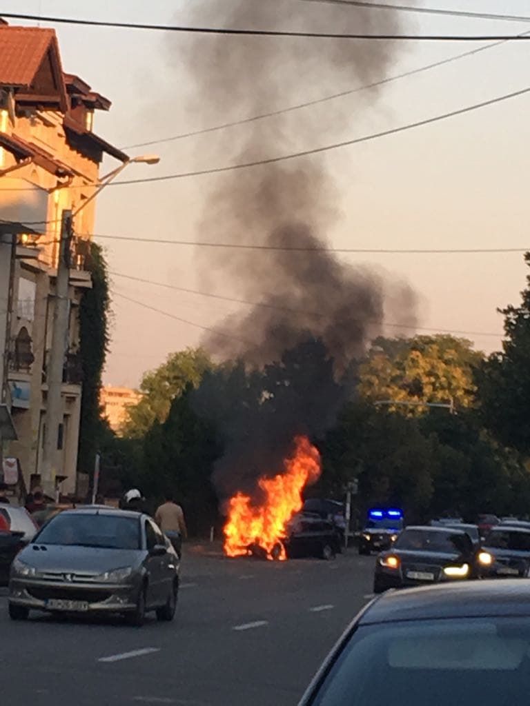 Mașină în flăcări la Pitești