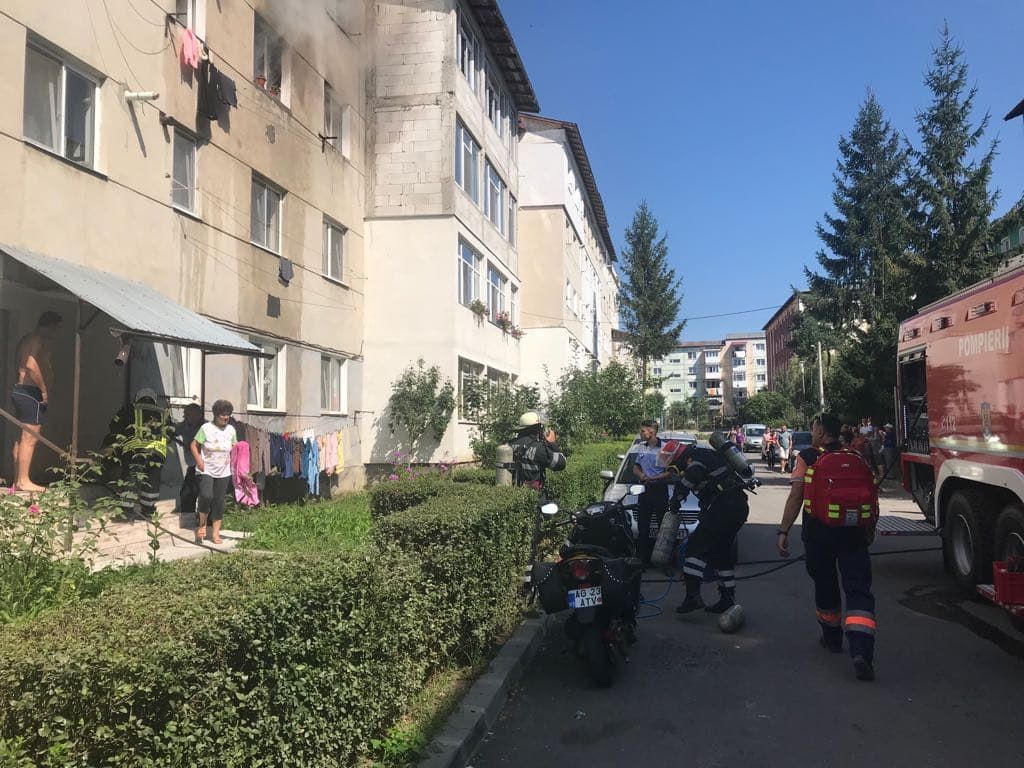 Persoane evacuate din bloc din cauza unui incendiu