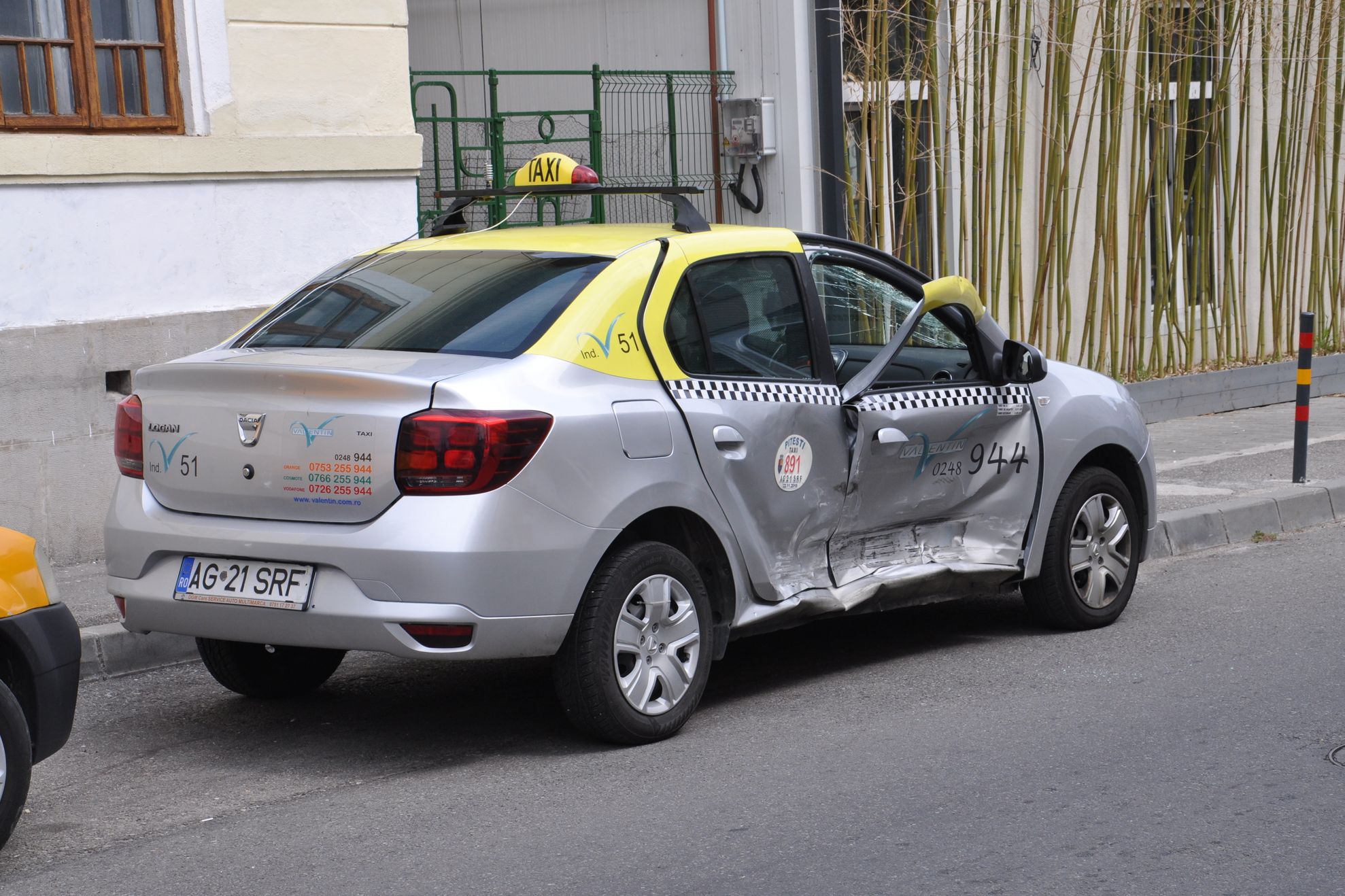 Taxi răsturnat în centrul Piteştiului 0
