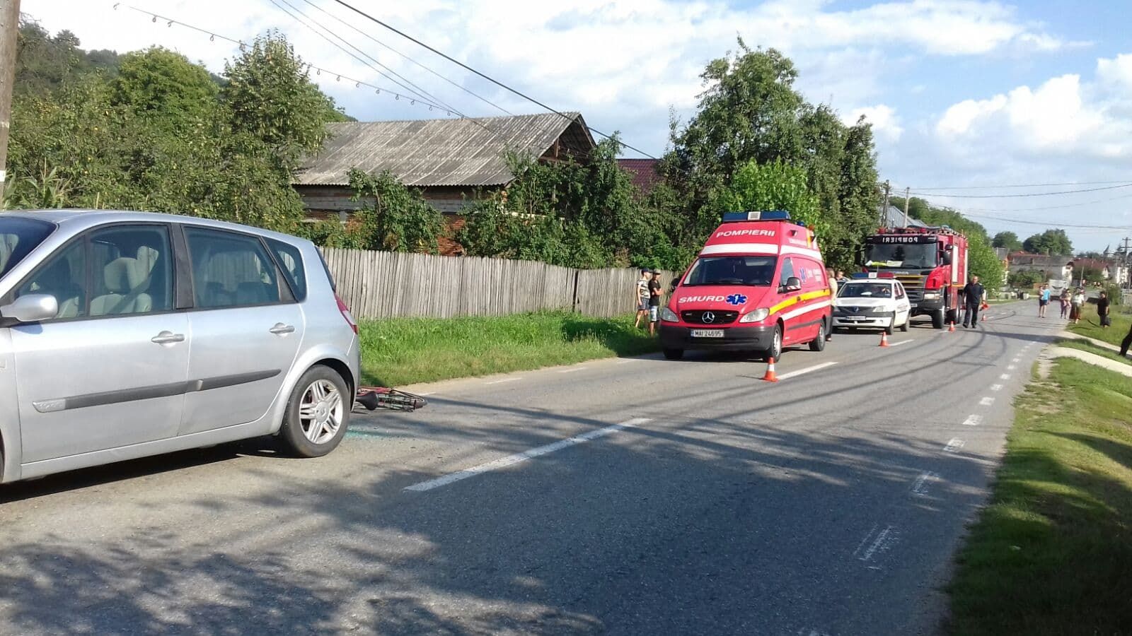 Un biciclist a intrat cu capul in luneta masinii 1