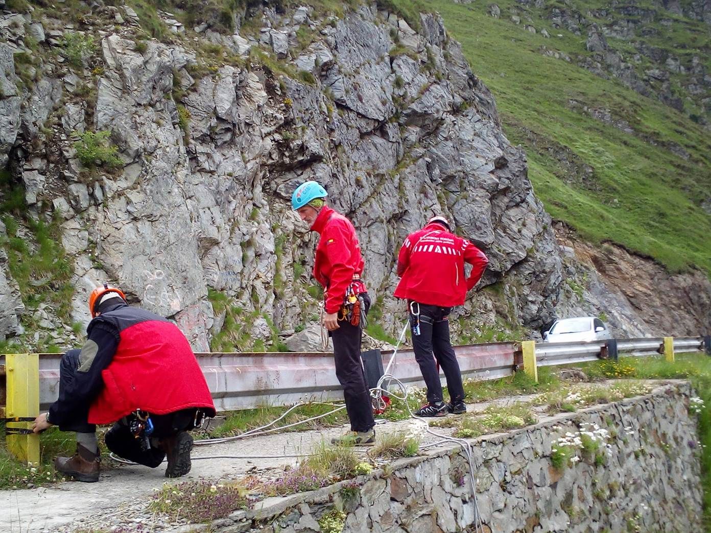 turist epuizat ajutat de salvamontisti sa coboare de pe munte