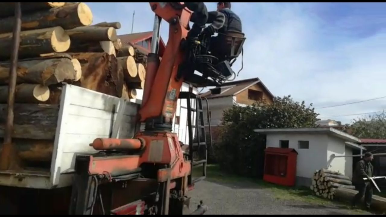 Camion cu lemne confiscat de politisti.1