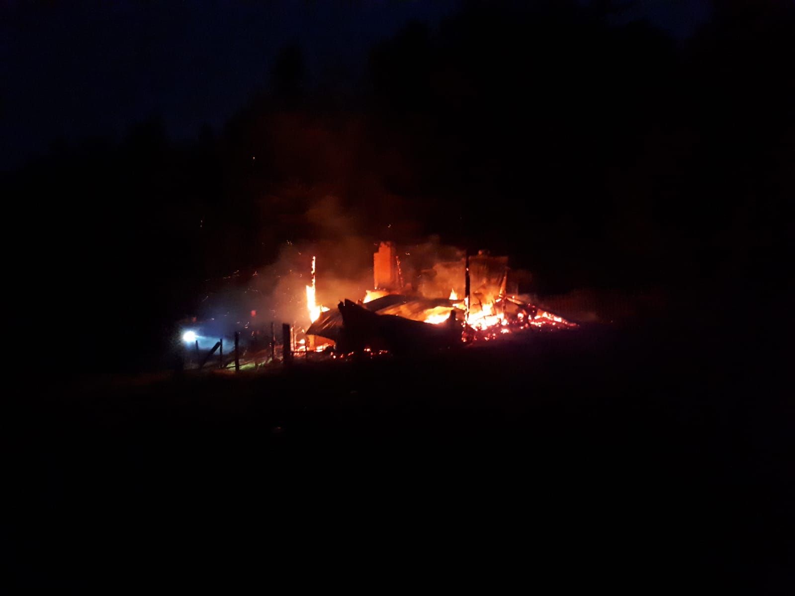 Incendiu la o casa de vacanță din Corbeni.