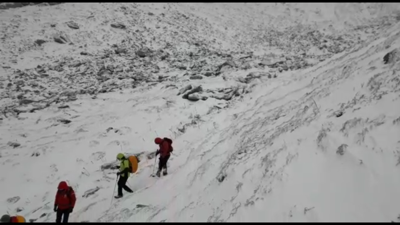 Turisti germani blocati pe munte din cauza ninsorii.1