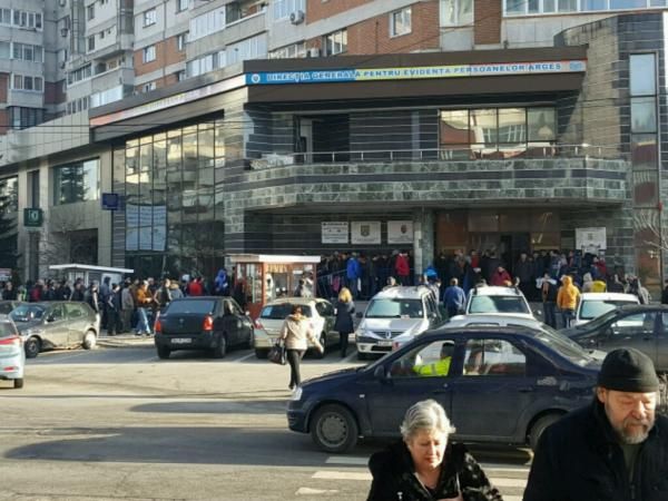 Fabrica de permise redeschisa la Pitesti de o femeie