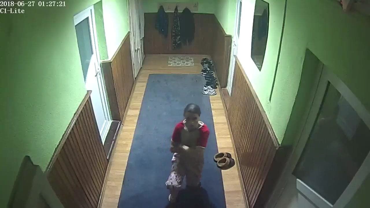 Femeia era obligata sa stea in genunchi in fata concubinului